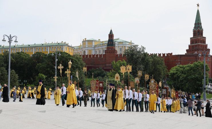 Состоялась торжественная церемония у памятника Святому равноапостольному князю Владимиру на Боровицкой площади